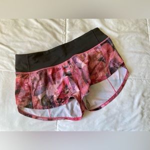 Lululemon women’s speed up shorts w/lining. Size 4